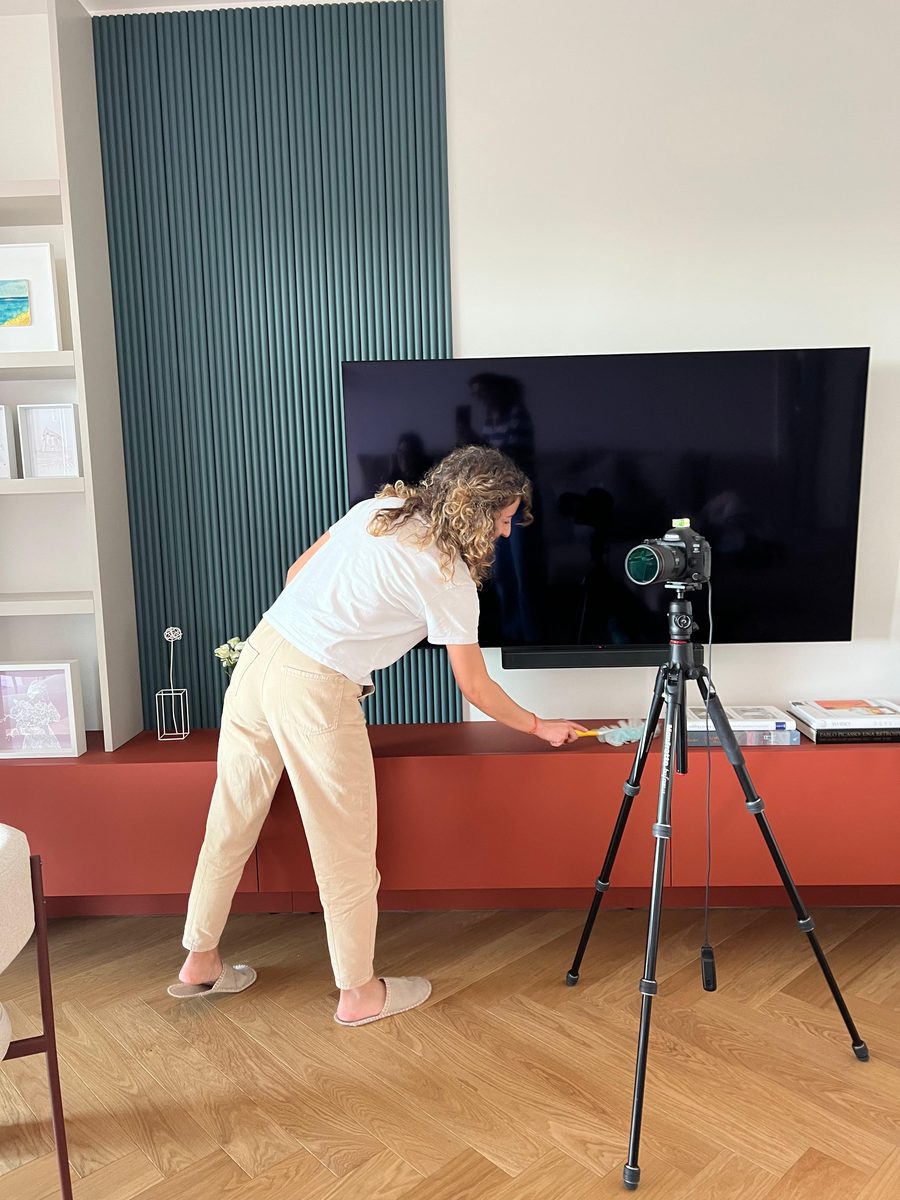 Marta sistema lo styling di un mobile del soggiorno prima dello scatto