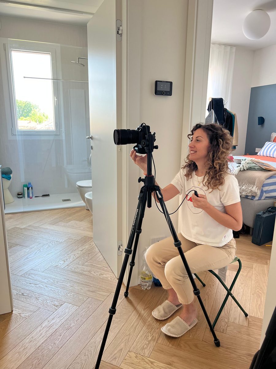 Marta seduta che scatta verso un bagno