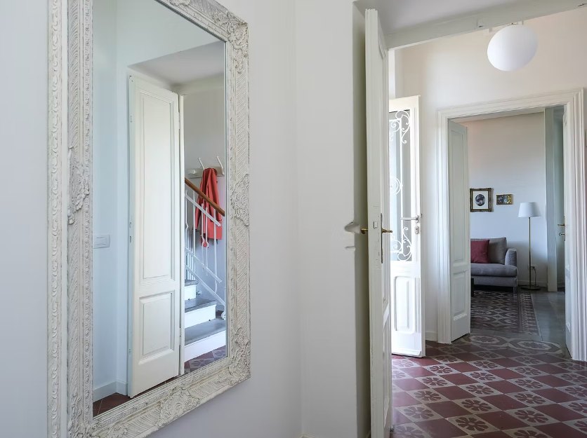 Corridoio della villa con lo specchio, scatto di un fotografo generico