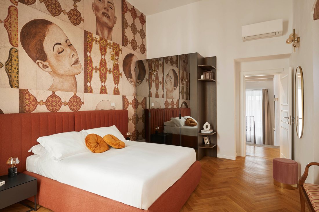Camera da letto con carta da parati e testiera in terracotta