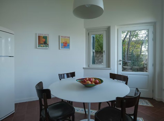 Sala da pranzo della villa fotografata da un fotografo generico