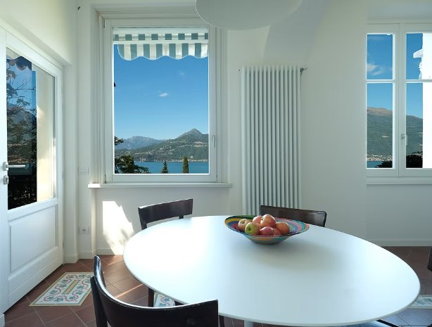 La stessa sala da pranzo con vista sul lago, scatto di un fotografo generico