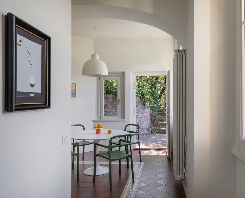 La sala da pranzo della villa fotografata da Marta D'Avenia, con l'arco in primo piano