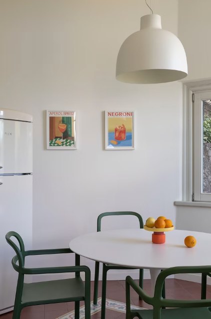 Dettaglio del tavolo con le sedie verdi e la frutta, scatto di Marta D'Avenia