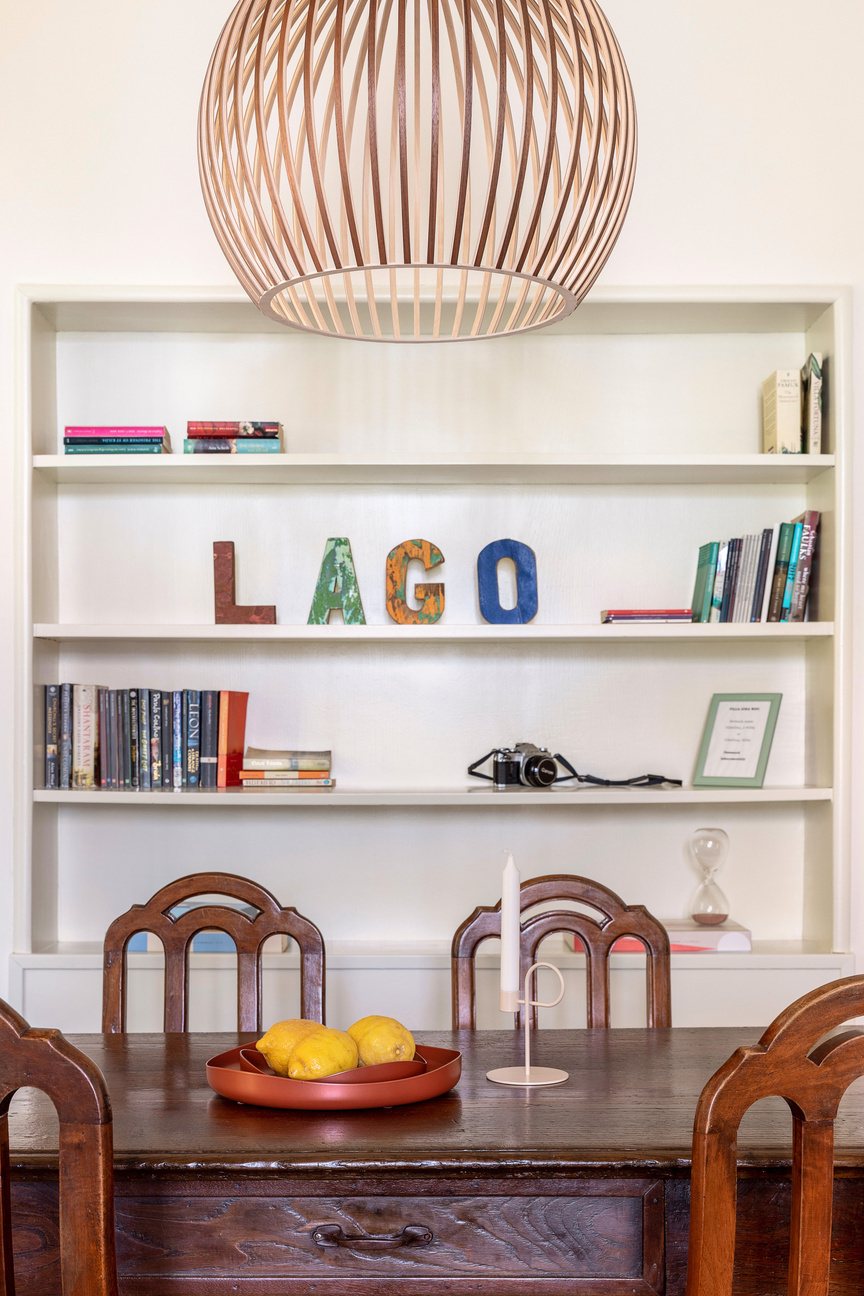 Libreria con scritta LAGO e tavolo apparecchiato