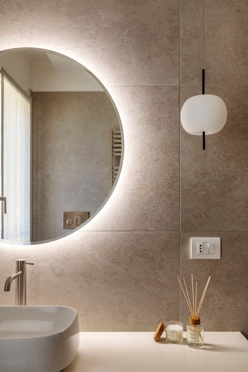 Bagno con specchio tondo retroilluminato