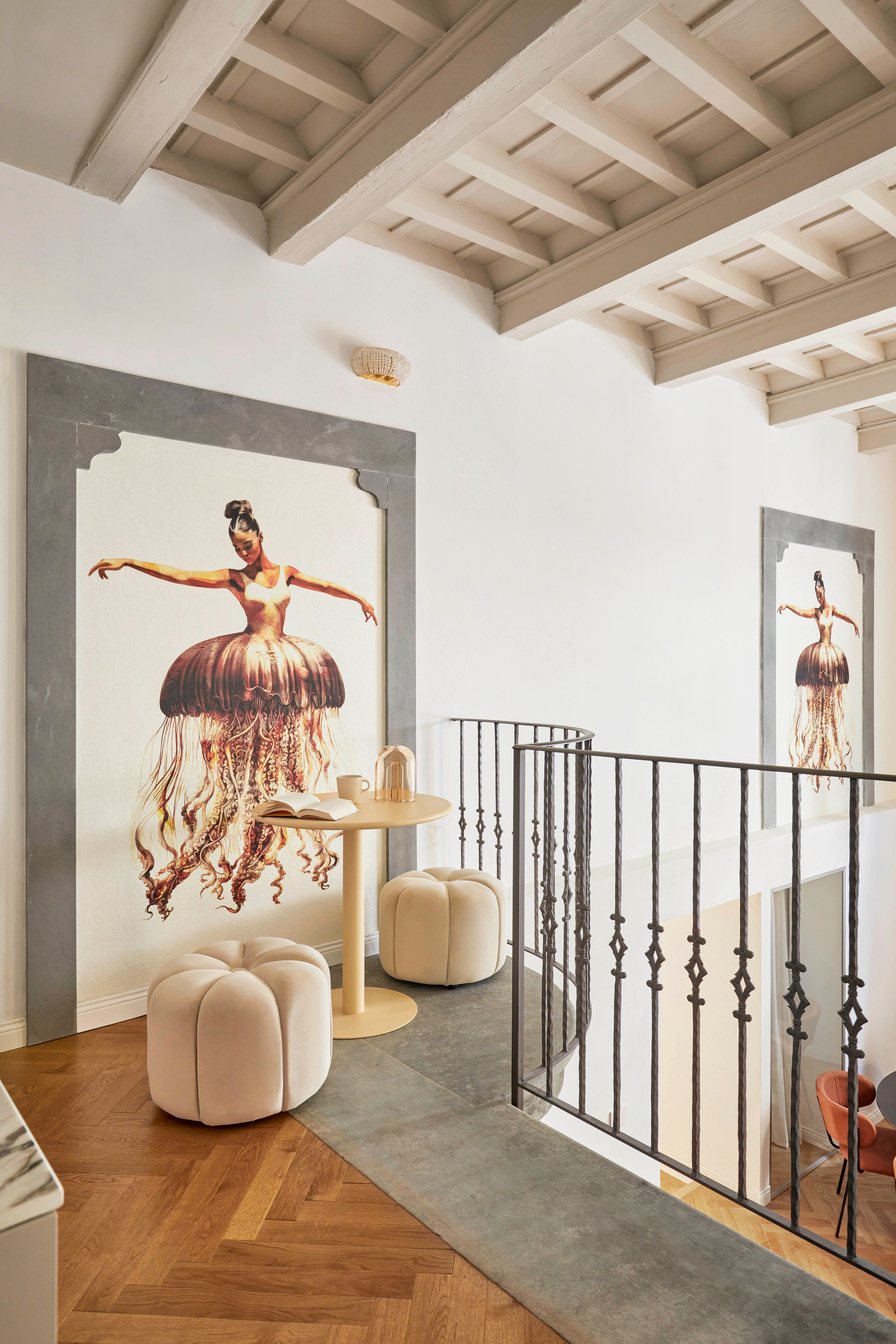 Soppalco con arco, ringhiera in ferro e una scultura di ballerina